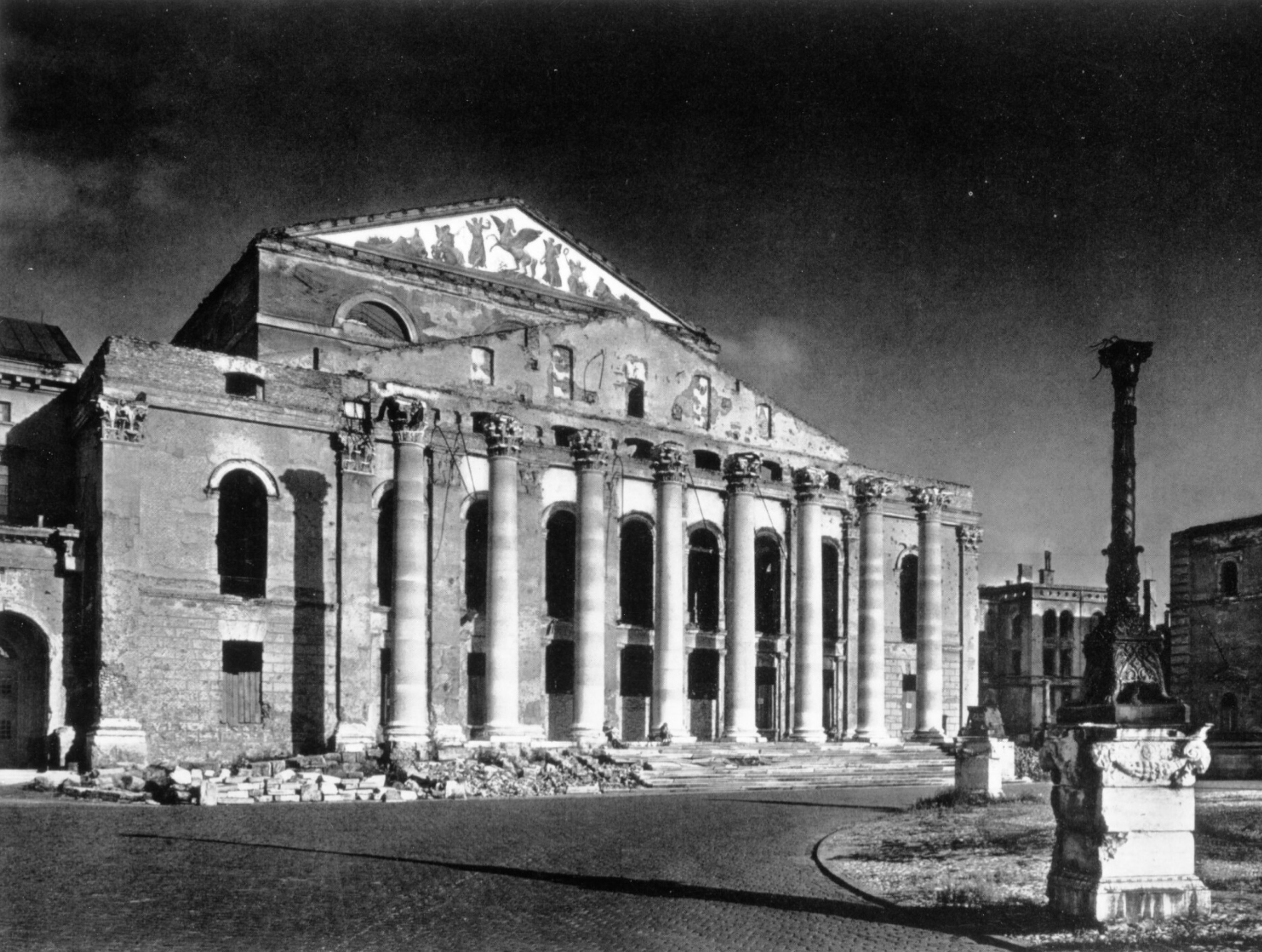 Bayerische Staatsoper nach einem Bombenangriff 1945